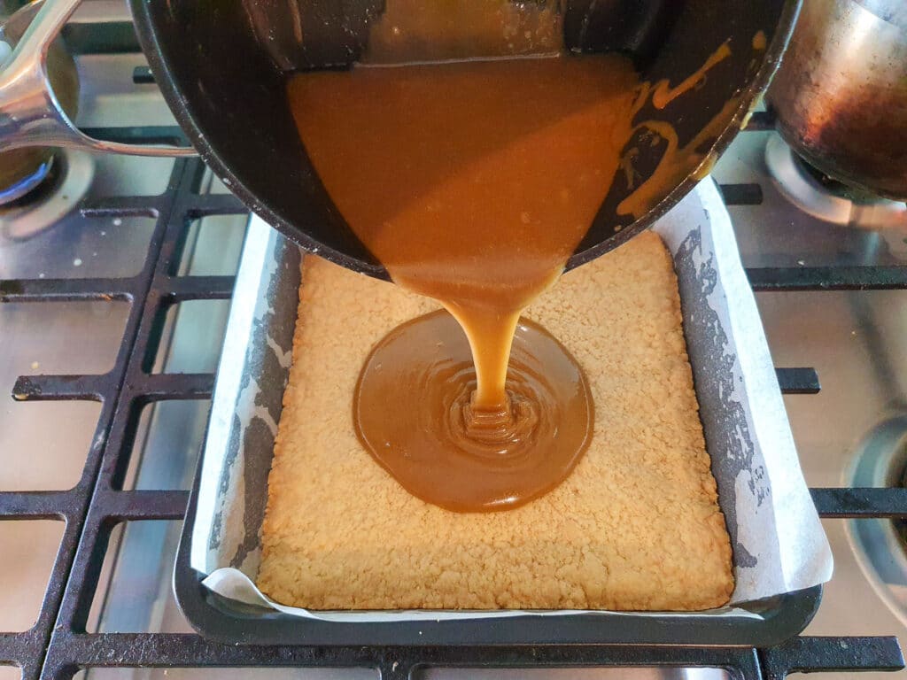 Pouring icing onto base.