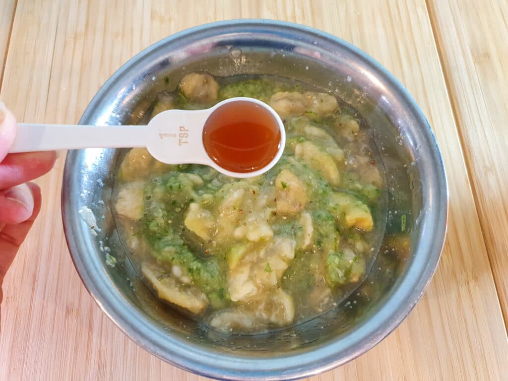Adding vanilla to feijoa pulp.