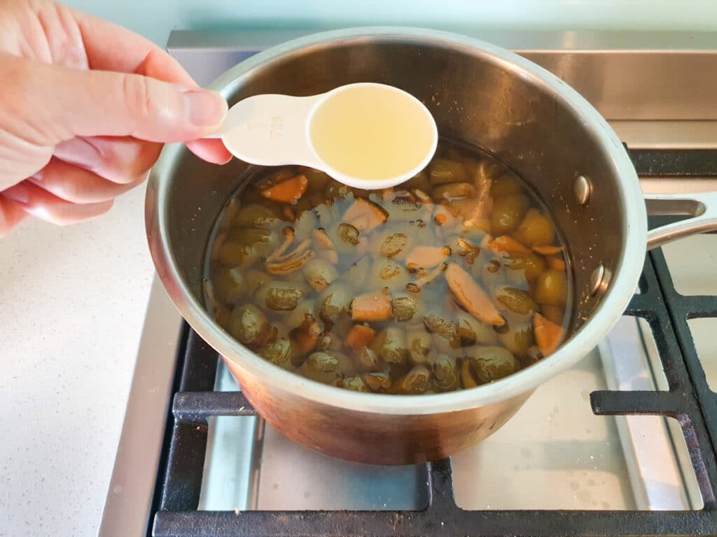 Adding lemon juice to cooled syrup.